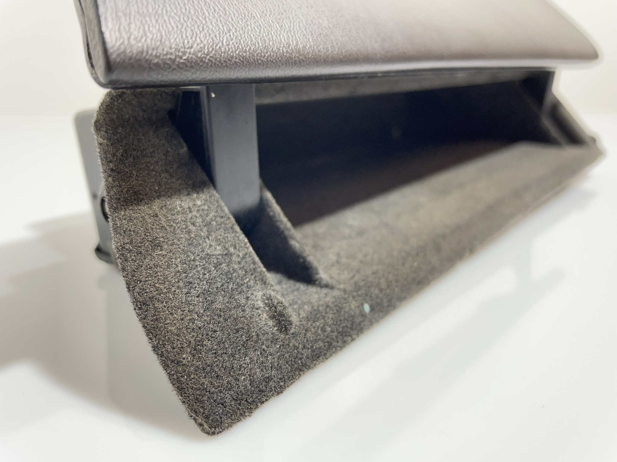 1296800291 Center console dash glove box 401