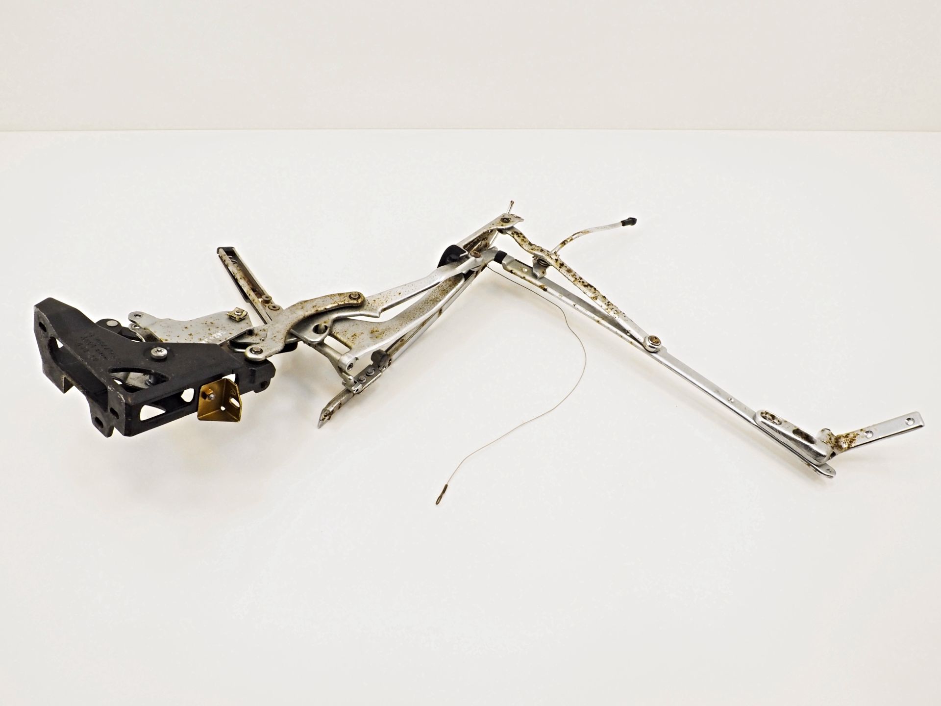 1297742930 - Folding top frame mounting bracket left side | 3422