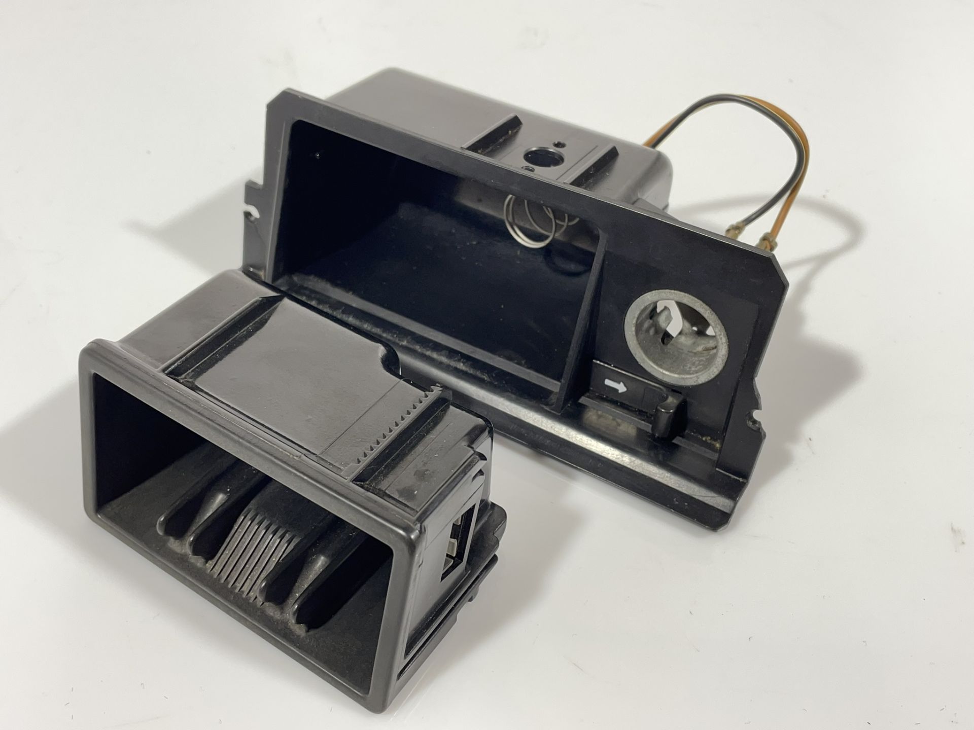 1298100579 - Center console ashtray storage | 780