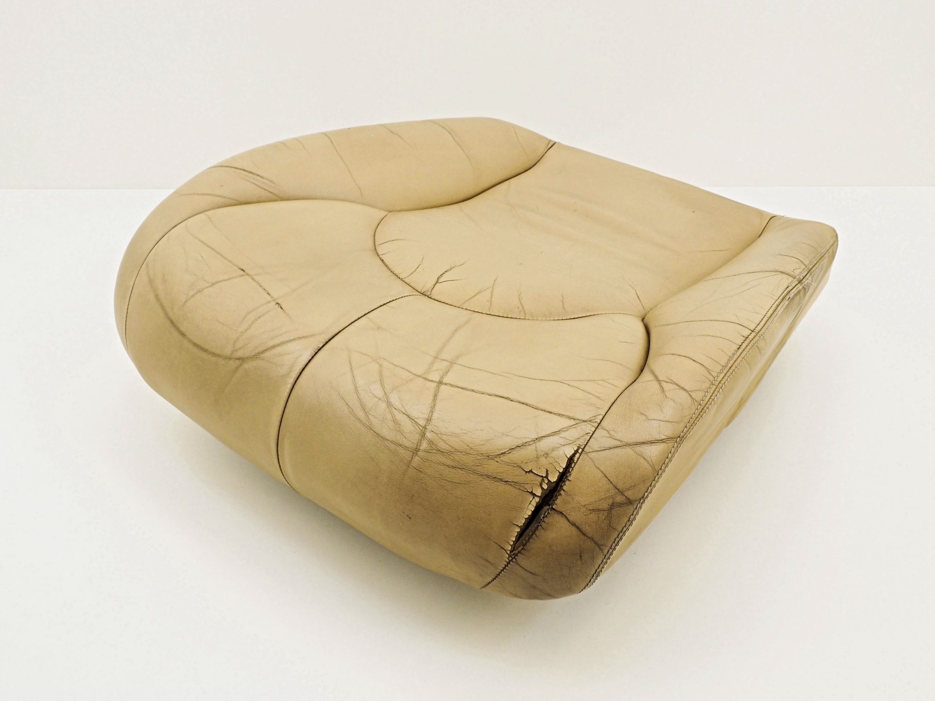 1299103046 - Left side seat lower cushion | 1914 