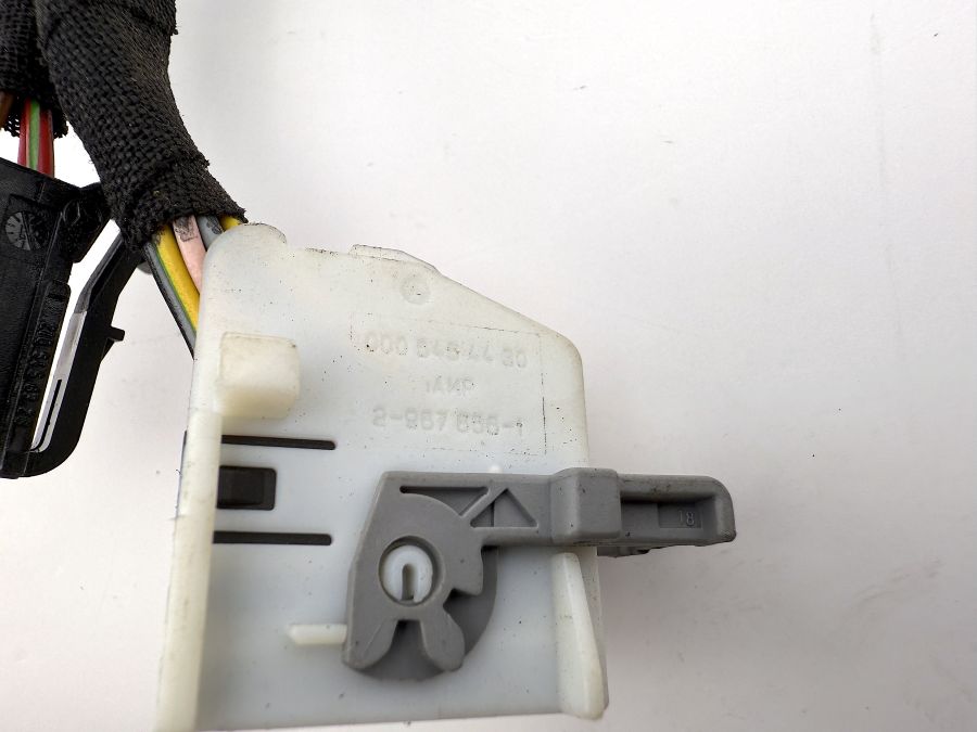 0005454430 0365451128 1298001248 | Mercedes SL500 | R129 Wiring connector for central locking pump 0005454430 0365451128 1298001248 | Mercedes SL500 | R129 Wiring connector for central locking pump