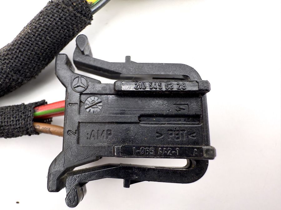 0005454430 0365451128 1298001248 | Mercedes SL500 | R129 Wiring connector for central locking pump 0005454430 0365451128 1298001248 | Mercedes SL500 | R129 Wiring connector for central locking pump