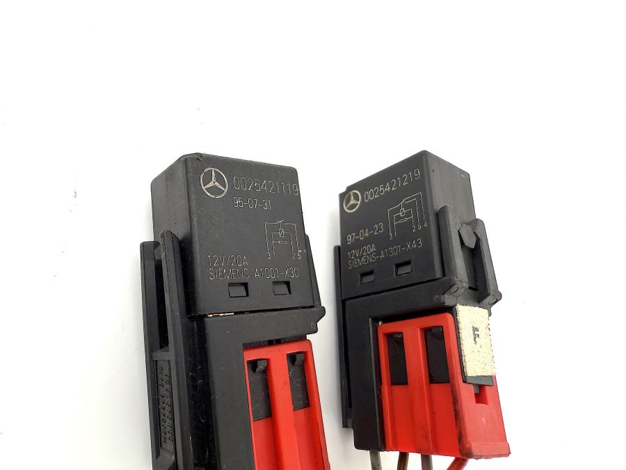 0015427819 0015420219 0025421319 | Mercedes SL500 | R129 Front fuse box relays