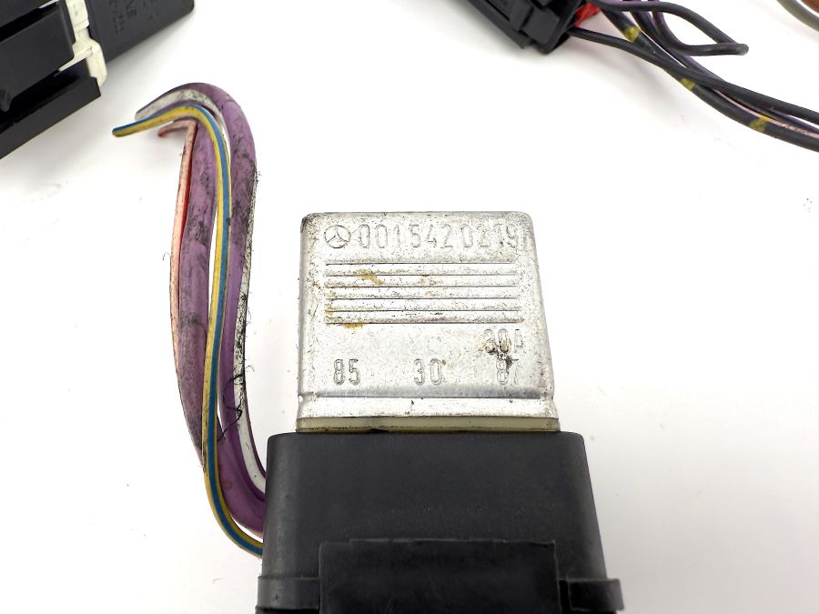 0015427819 0015420219 0025421319 | Mercedes SL500 | R129 Front fuse box relays
