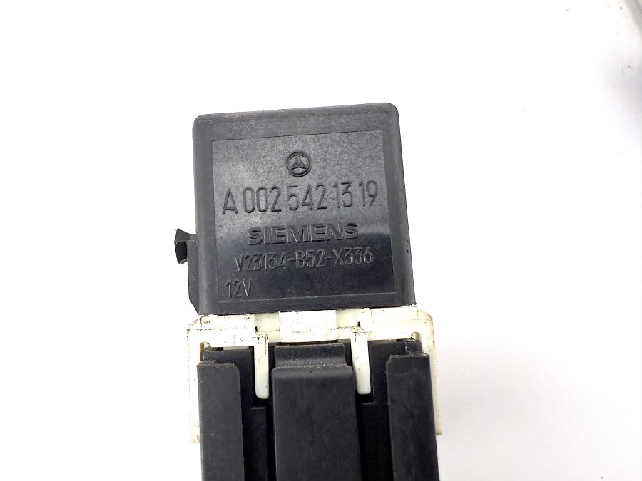 0015427819 0015420219 0025421319 | Mercedes SL500 | R129 Front fuse box relays