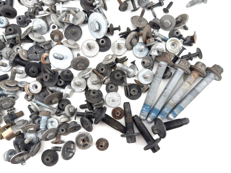 0029907422 1689840429 | Mercedes SL500 | R230 Exterior screws and rubber caps