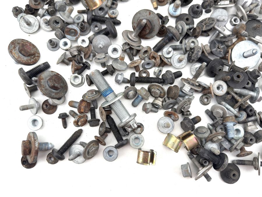 0029907422 1689840429 | Mercedes SL500 | R230 Exterior screws and rubber caps