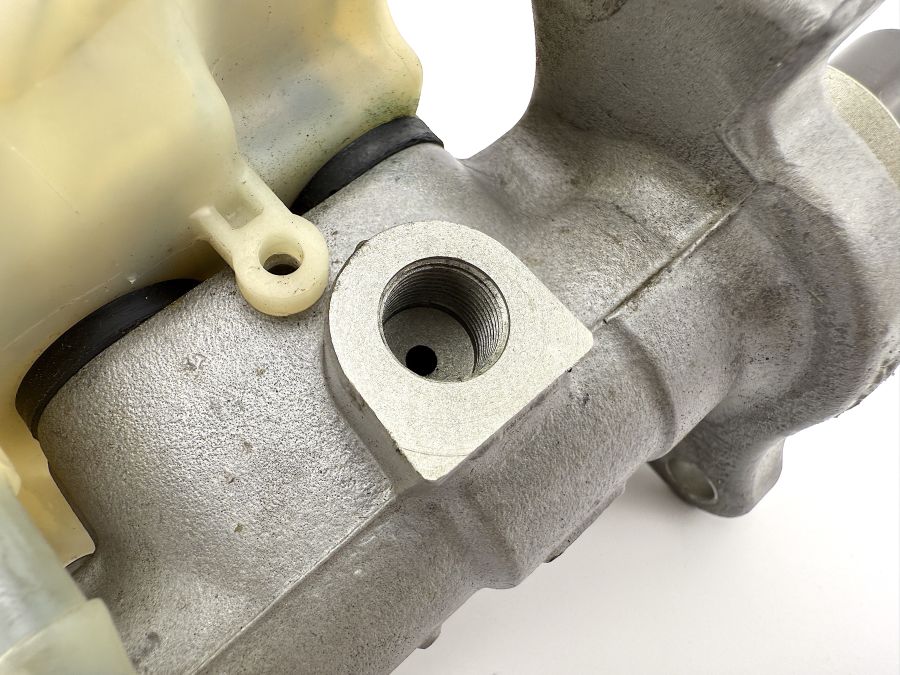 0054307801 0004300902 | Mercedes SL500 | R129 Brake liquide container with main cylinder