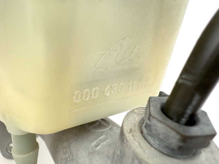 0054308901 0004301102 | Mercedes SL500 | R129 Brake fluide container with main cylinder