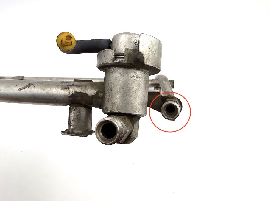 1190700895 | Mercedes SL500 | R129 Fuel injection rail 1190700895 | Mercedes SL500 | R129 Fuel injection rail