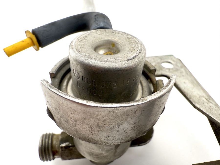 1190700895 | Mercedes SL500 | R129 Fuel injection rail 1190700895 | Mercedes SL500 | R129 Fuel injection rail