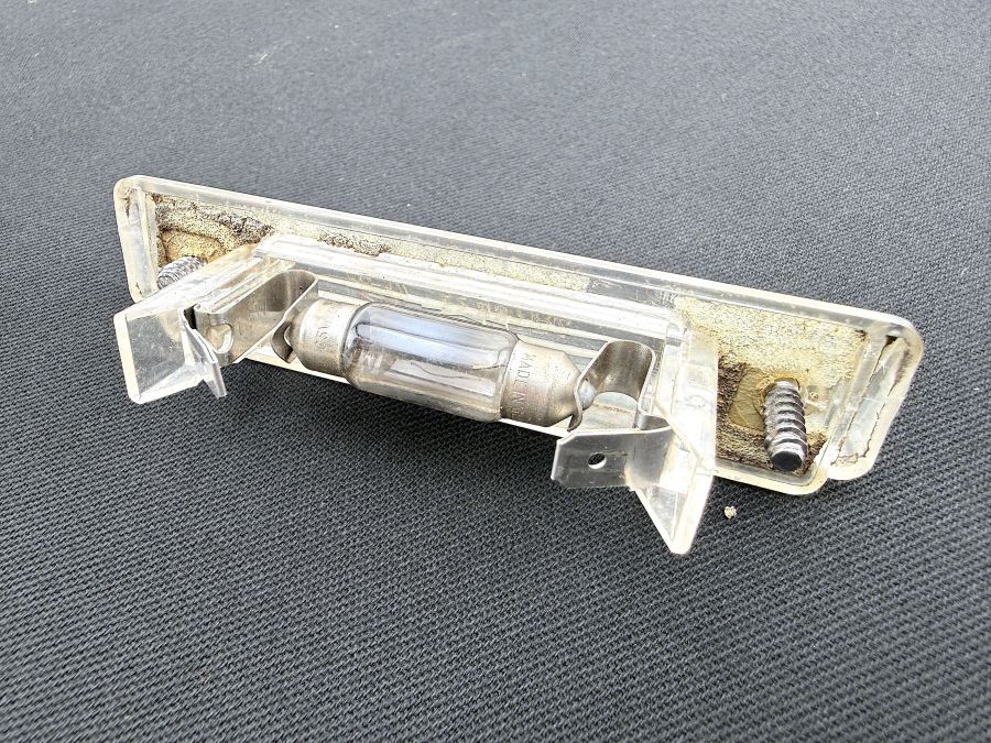 1248200756 124820075664 | Mercedes 300SL-24 | R129 License plate lamp
