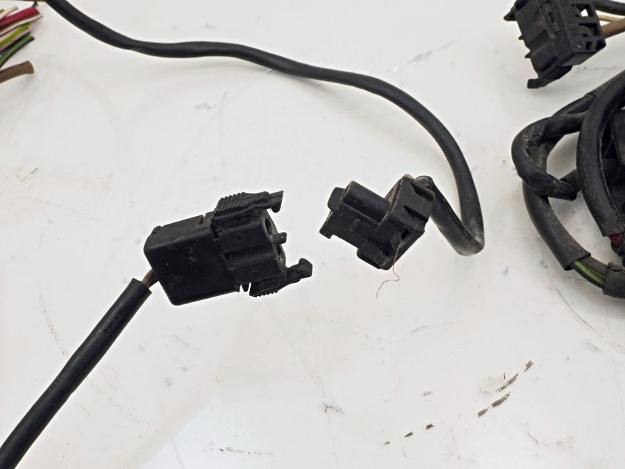 1295400550 1295400082 | Mercedes 500SL | R129 Fuse box cable connectors