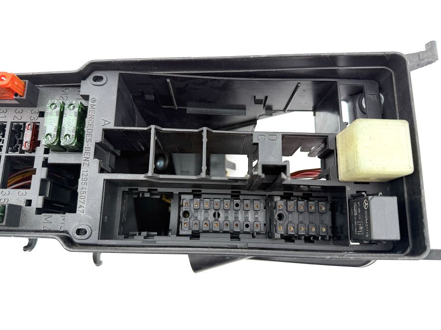 1295450747 1295401050 1295452000 | Mercedes SL500 | R129 Fuse box with cover 1295450747 1295401050 1295452000 | Mercedes SL500 | R129 Fuse box with cover