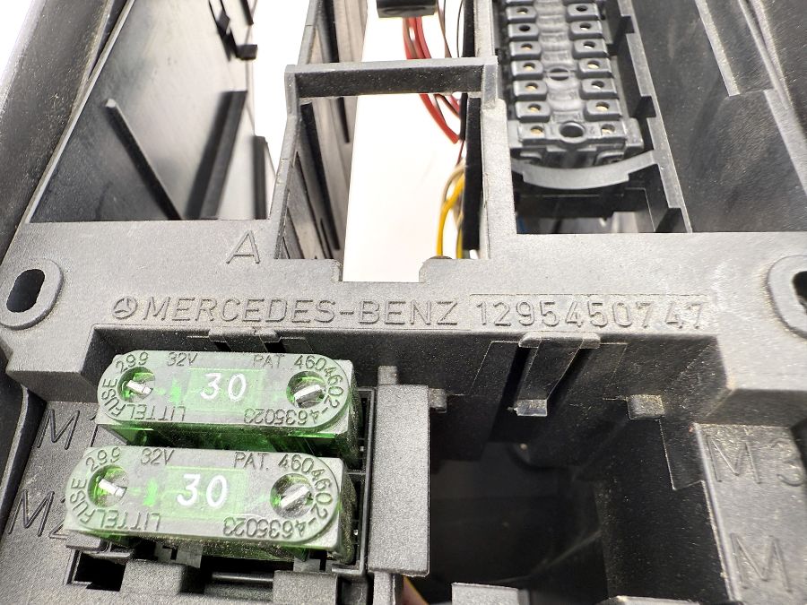 1295450747 1295401050 1295452000 | Mercedes SL500 | R129 Fuse box with cover 1295450747 1295401050 1295452000 | Mercedes SL500 | R129 Fuse box with cover