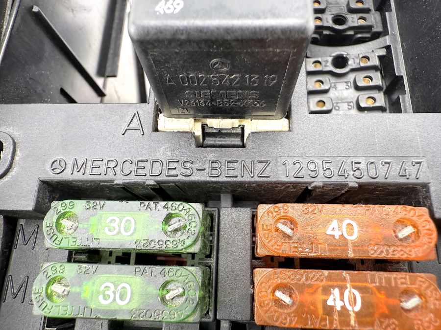 1295450747 1295401050 1295452000 | Mercedes SL500 | R129 Left side fuse box