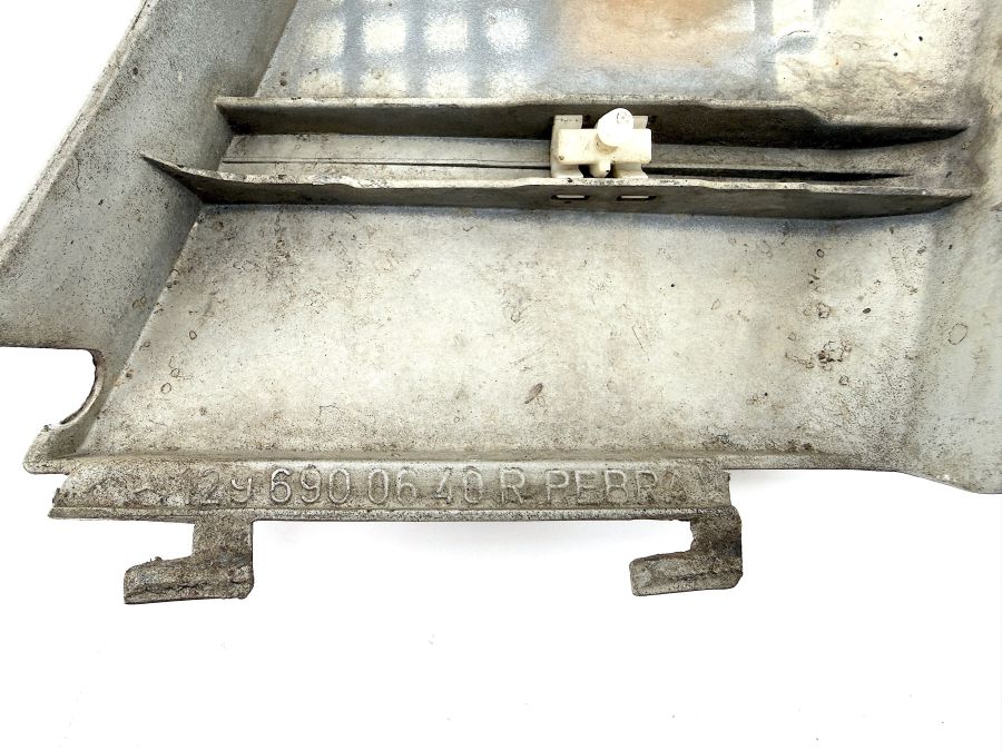 1296900640 | Mercedes 300SL-24 | R129 Right side quarter panel trim