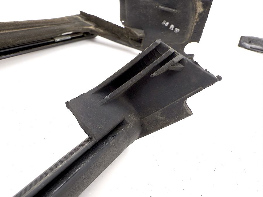 1297200278 1296900280 1297201024 | Mercedes SL500 | R129 Right door weatherstrip seal kit