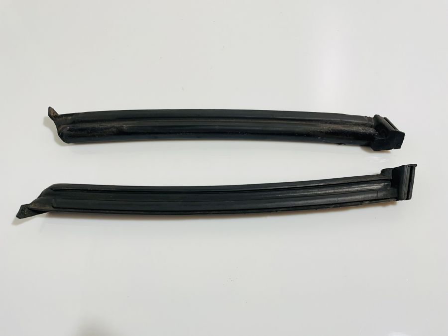 1297702998 1297703498 | Mercedes 500SL | R129 Soft top window rear seal left and right side