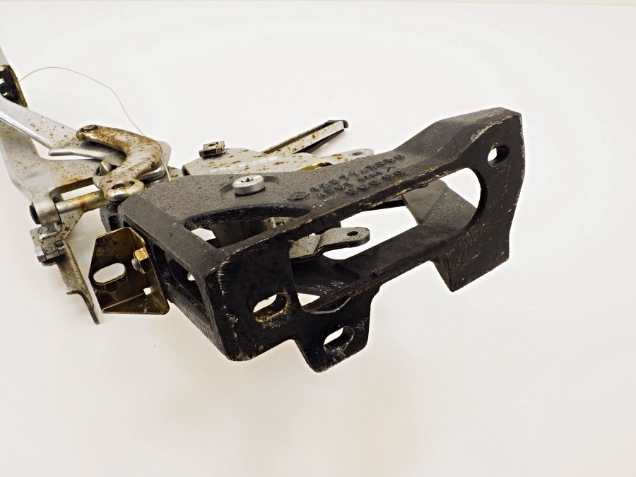 1297743030 1297741847 1297703641 | Mercedes SL500 | R129 Folding top frame mounting bracket right side