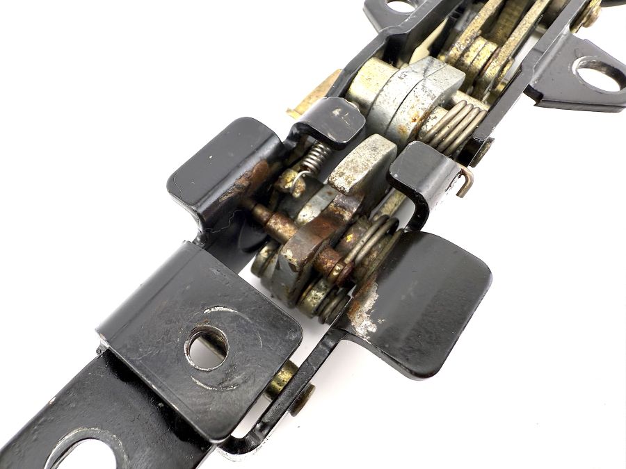 1298000774 | Mercedes SL500 | R129 Roof front left lock latch 1298000774 | Mercedes SL500 | R129 Roof front left lock latch