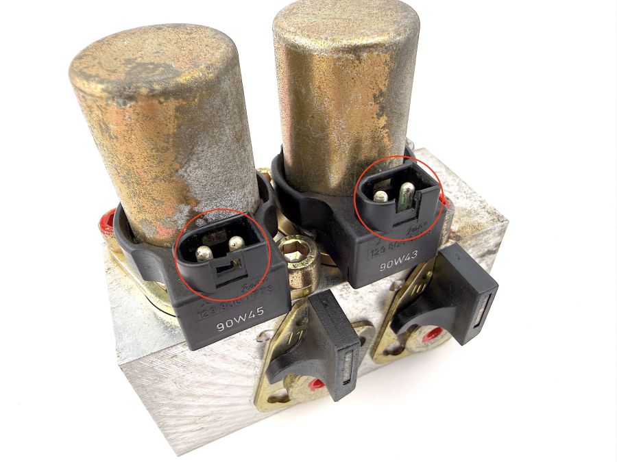 1298001078 | Mercedes 300SL-24 | R129 Convertible top right hydraulic valve block