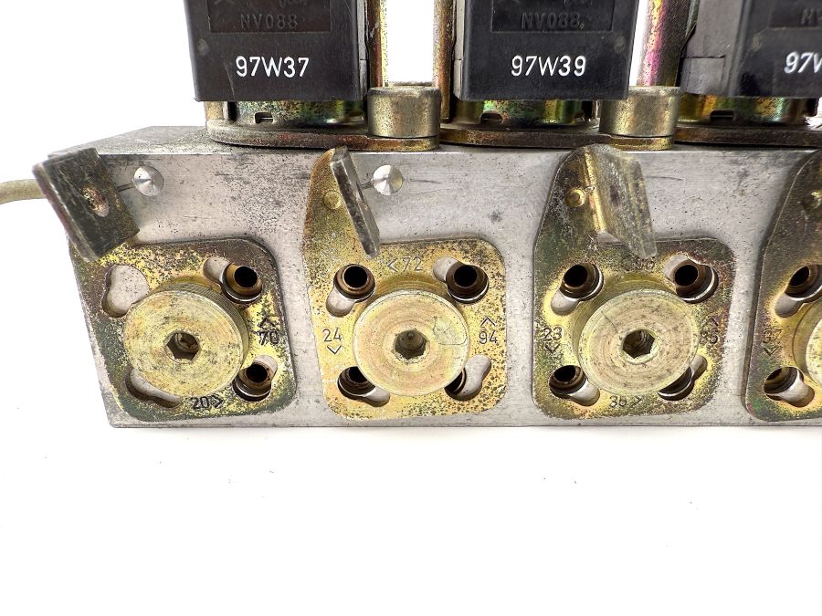 1298002578 | Mercedes SL500 | R129 Convertible top left hydraulic valve block 1298002578 | Mercedes SL500 | R129 Convertible top left hydraulic valve block