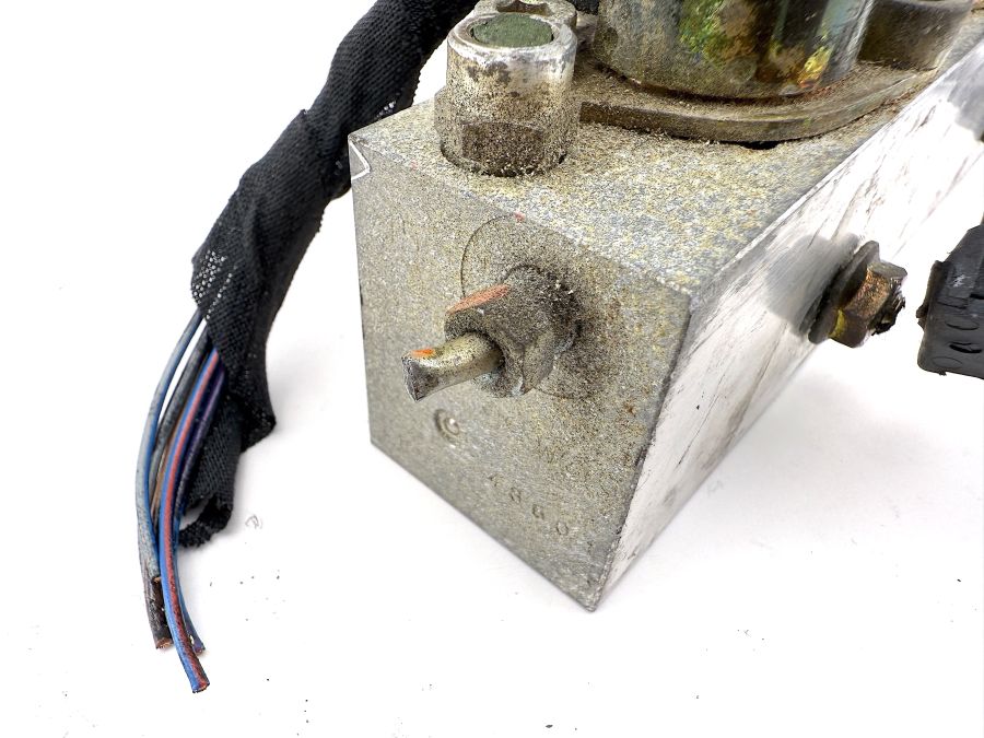 1298002678 | Mercedes SL500 | R129 Soft top hydraulic right valve block