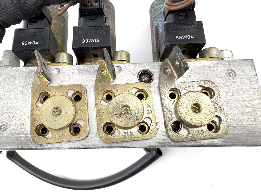 1298002678 | Mercedes SL500 | R129 Soft top hydraulic right valve block