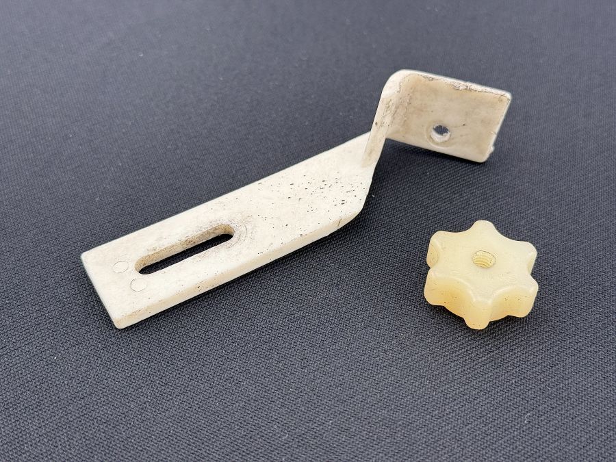 1298690114 1299900157 | Mercedes SL500 | R129 Window washer tank holding bracket