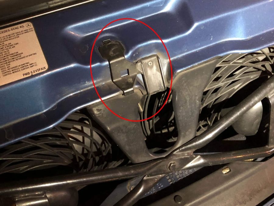 1298870145 | Mercedes SL500 | R129 Windhook protection plate