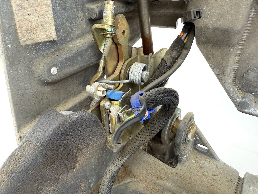 1299103520 1299100995 | Mercedes SL500 | R129 Left seat frame with motors and wirings 1299103520 1299100995 | Mercedes SL500 | R129 Left seat frame with motors and wirings