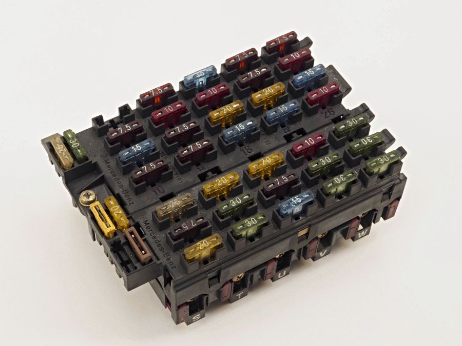 1405451101 1405450601 | Mercedes S350 | W140 Under hood fuse box
