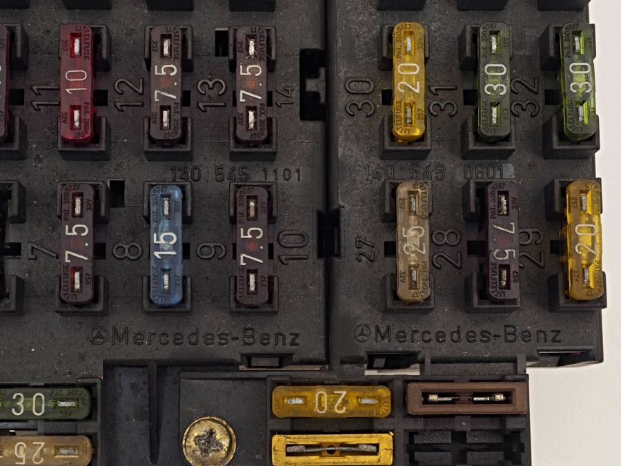 1405451101 1405450601 | Mercedes S350 | W140 Under hood fuse box