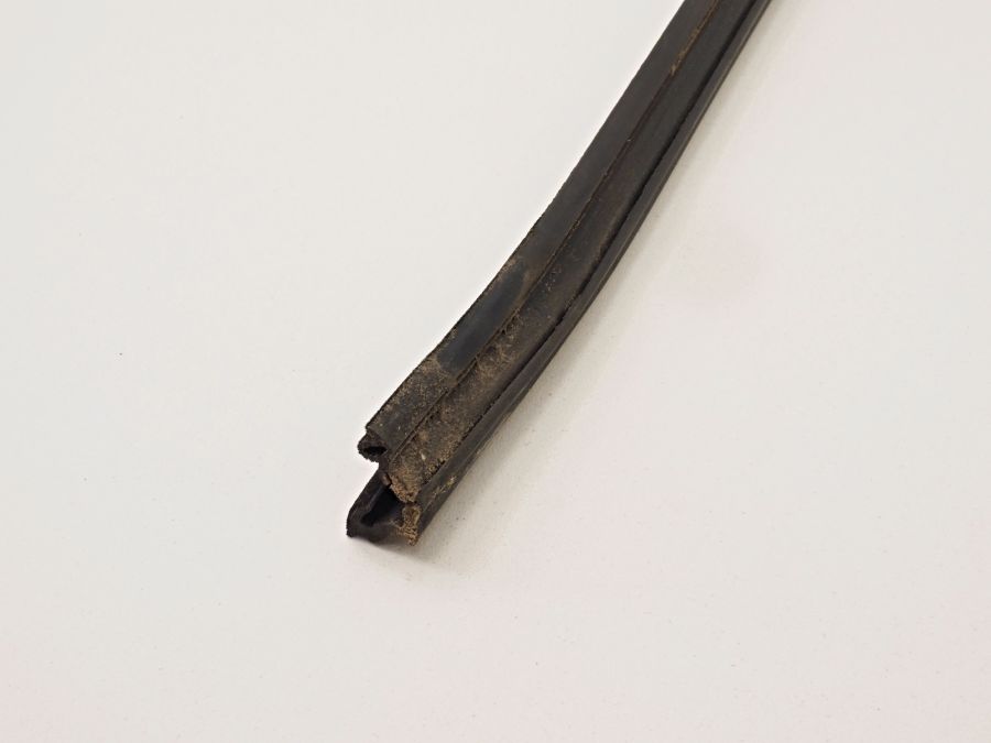 1407352225 | Mercedes S350 | W140 Rear right window seal guide