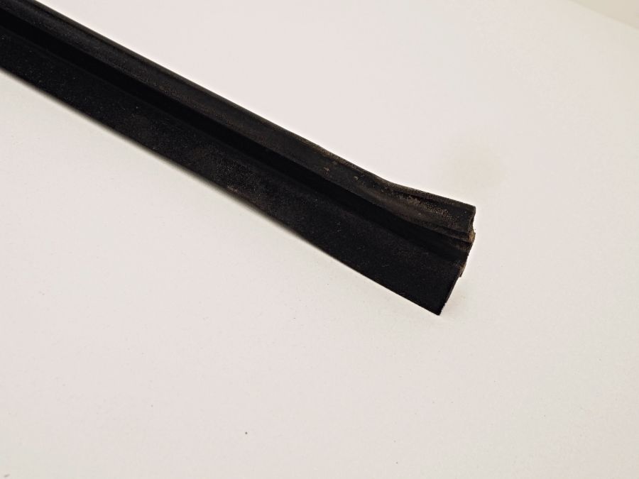 1407352225 | Mercedes S350 | W140 Rear right window seal guide