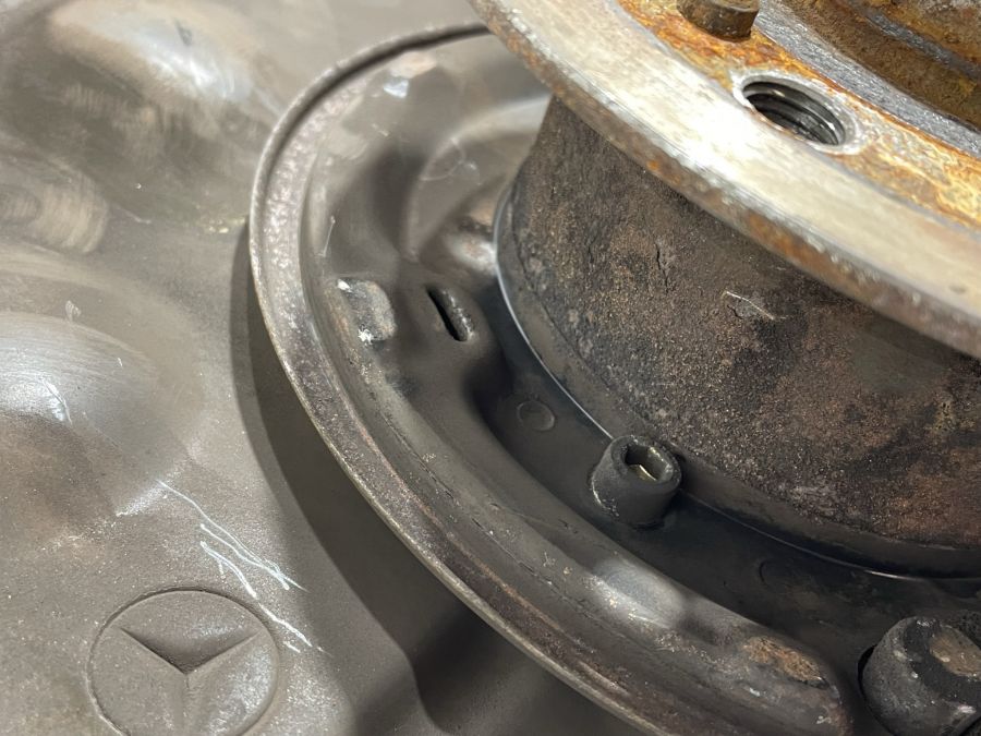 2013574605 | Mercedes 500SL | R129 Rear left wheel hub