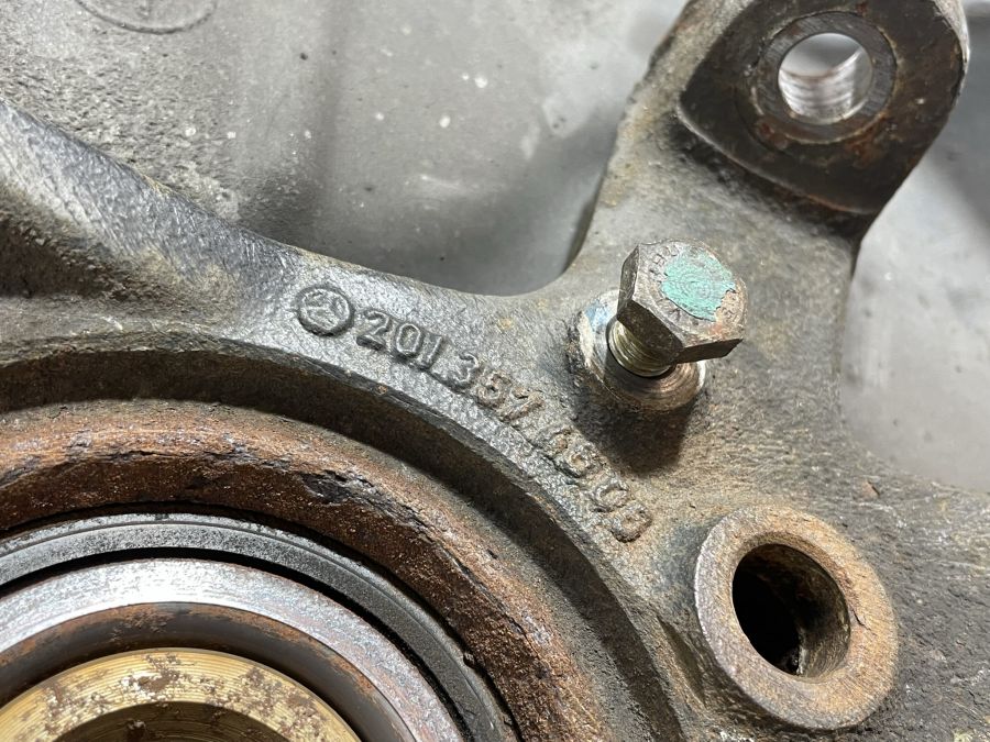 2013574605 | Mercedes 500SL | R129 Rear left wheel hub