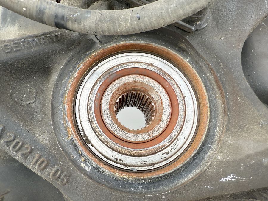 2023509408 2104201444 1293500046 | Mercedes SL500 | R129 Rear left wheel hub