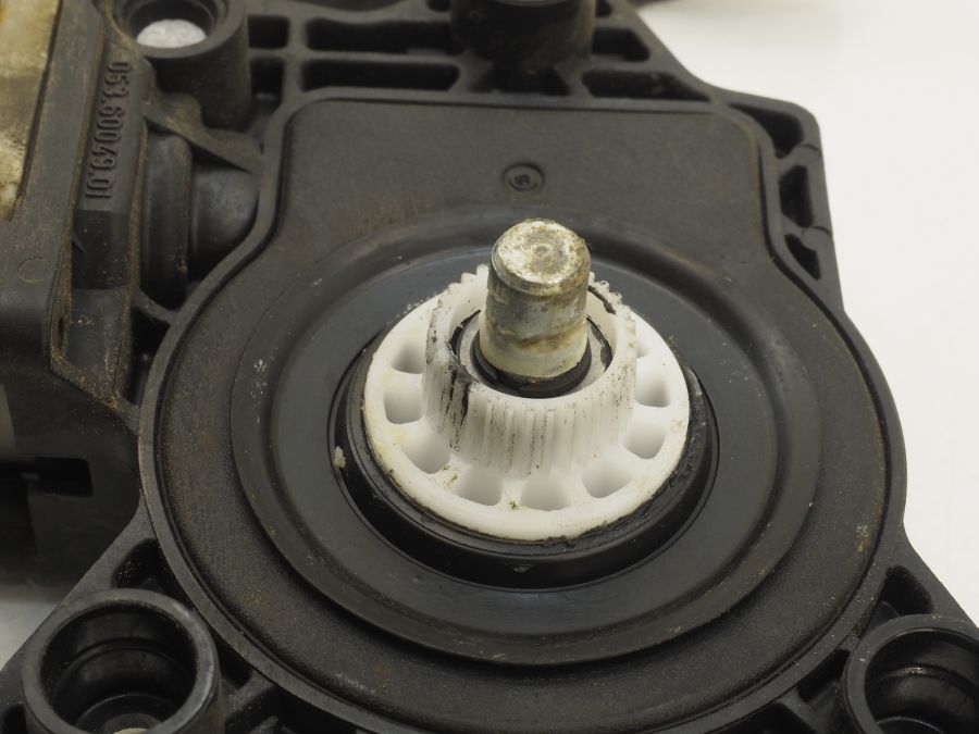 2208200442 2208200715 | Mercedes S500 | W220 Rear right window electric motor