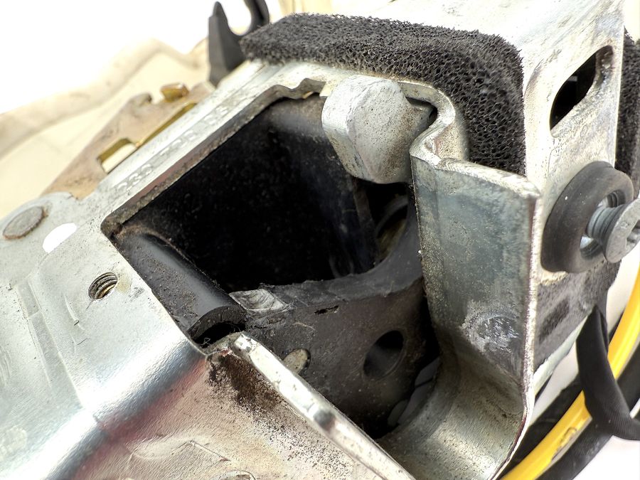 2307200635 | Mercedes SL500 | R230 Right side door lock latch actuator