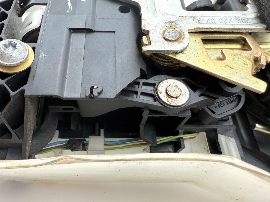 2307200735 | Mercedes SL500 | R230 Left side door lock latch actuator 2307200735 | Mercedes SL500 | R230 Left side door lock latch actuator