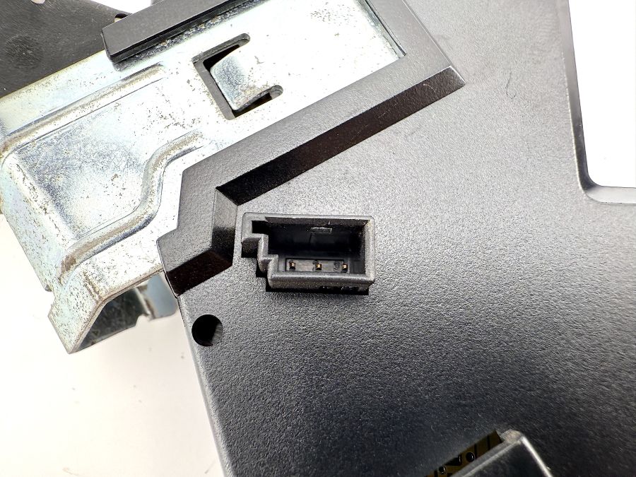 2308200989 | Mercedes SL500 | R230 Right front antenna amplifier RHD