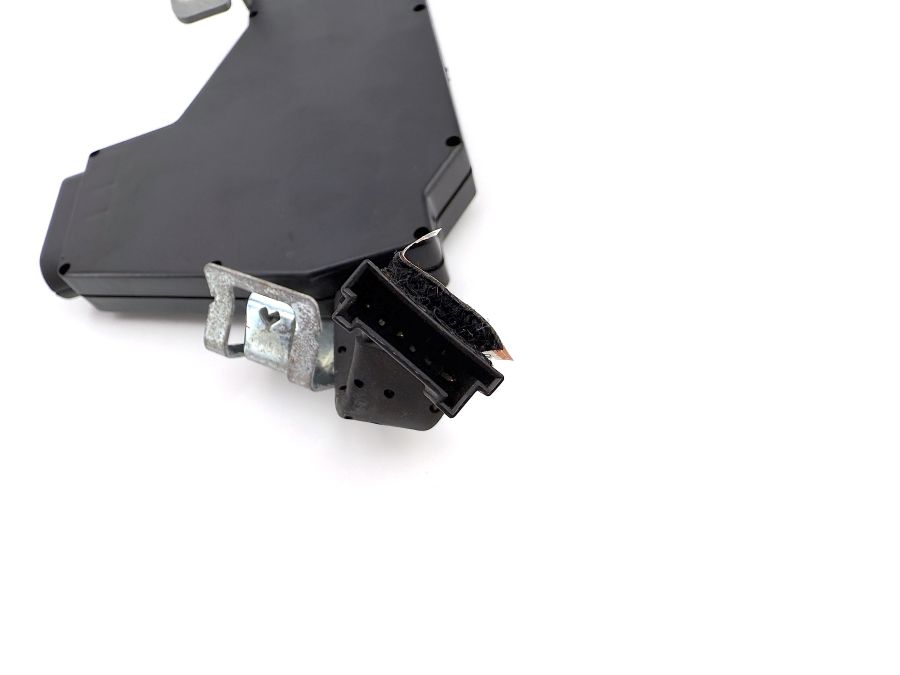 2308200989 | Mercedes SL500 | R230 Right front antenna amplifier RHD