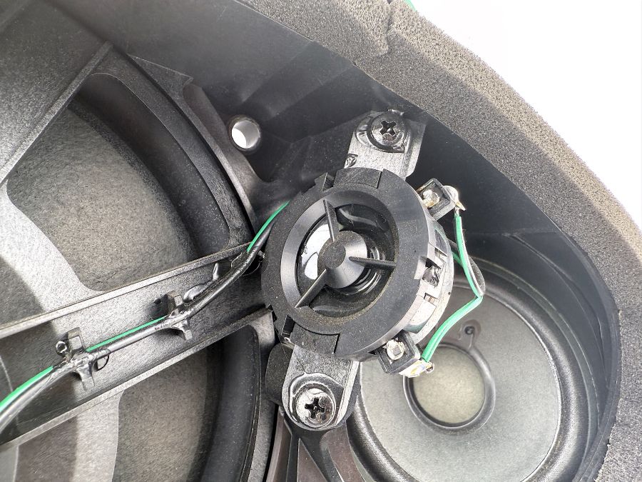 2308201102 | Mercedes SL500 | R230 Left door speakers