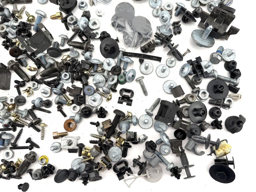 N00000002035 N000000000523 0019845629 | Mercedes SL500 | R230 Interior and trunk screws