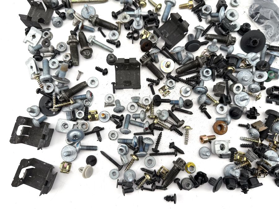 N00000002035 N000000000523 0019845629 | Mercedes SL500 | R230 Interior and trunk screws